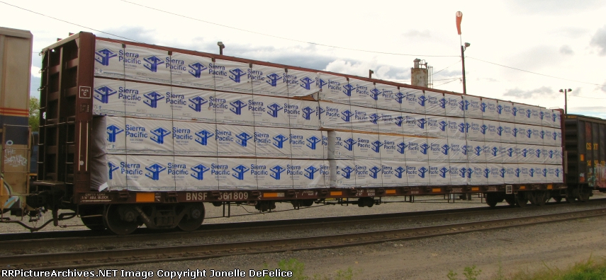 BNSF #561809 - Sierra Pacific Paper Load